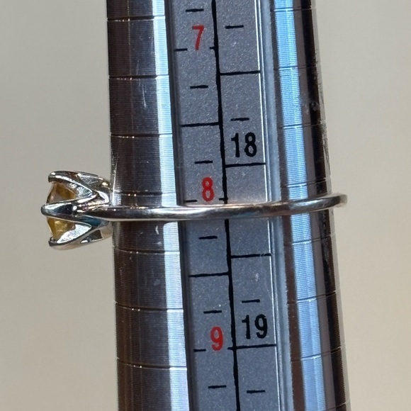 Elegant Yellow Gemstone Ring. Marked 925 RJ. Size 8 Pre-owned excellent conditio - Picture 6 of 10